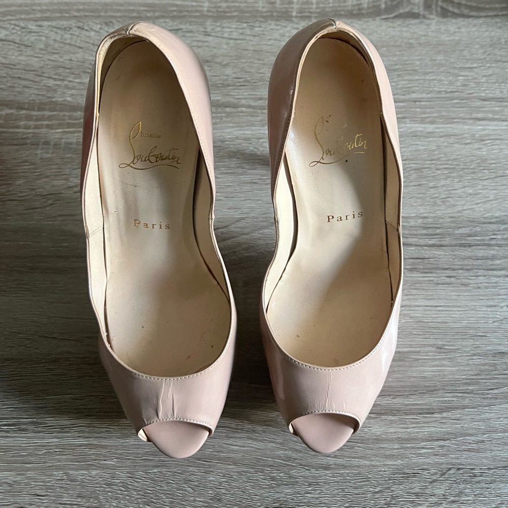 CHRISTIAN LOUBOUTIN NUDE PATENT LEATHER LADY PEEP PLATFORM HEELS